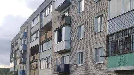 В поселке под Александровом полицейский спас повисшую на 4 этаже бабушку