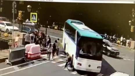 ДТП с владимирским водителем автобуса и 13-летней девочкой в Петербурге попало на видео
