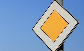 На дорогах Владимирской области установят 130 знаков и 434 метра пешеходных ограждений