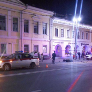 В центре Владимира столкнулись мотоцикл и машина Росгвардии