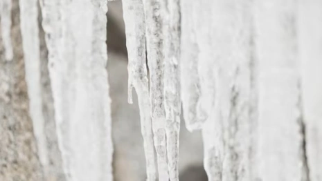 Владимирские коммунальщики не заметили сосульку, едва не убившую пенсионерку на Разина