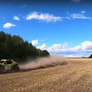 Пыль столбом: появилось эффектное видео с бахи во владимирских полях