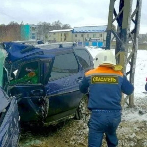 В Коврове инвалид на Приоре врезался в столб: мужчину спасли сотрудники МЧС