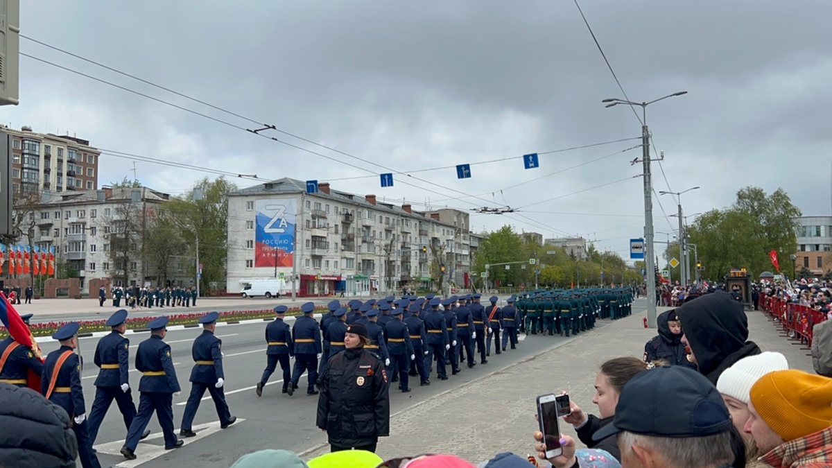 Во Владимире начался военный парад - День во Владимире