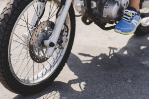 В Кольчугинском районе пьяный москвич на мопеде улетел в кювет