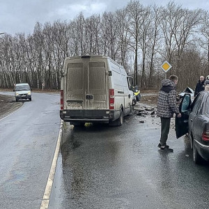 В Суздальском районе водитель легковушки погиб после ДТП с микроавтобусом