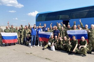 Вызволенного из украинского плена владимирского бойца доставили в Москву на самолете
