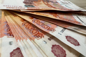 Во Владимире мужчина выбросил 70 тысяч из окна 9 этажа