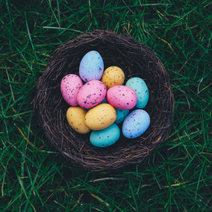 Космические, ажурные и в полоску. Как красиво покрасить яйца на Пасху