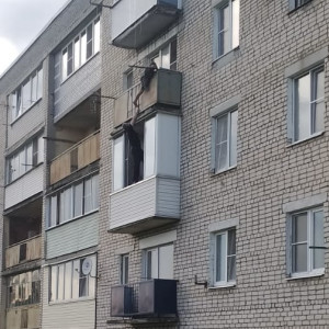 В поселке под Александровом полицейский спас повисшую на 4 этаже бабушку