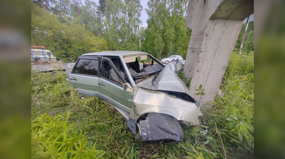 Во Владимирской области легковушка слетела с трассы и врезалась в бетонный  столб - День во Владимире