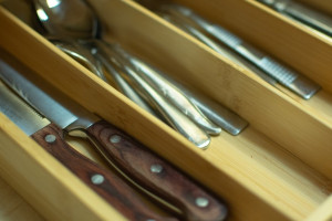 В деревне под Собинкой сожитель ударил любовницу ножом в шею