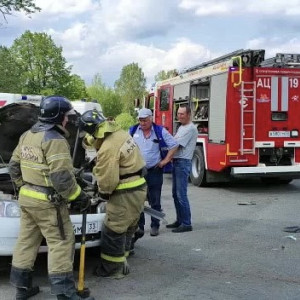 В Гусь-Хрустальном водитель и пассажир застряли в авто после столкновения с фурой