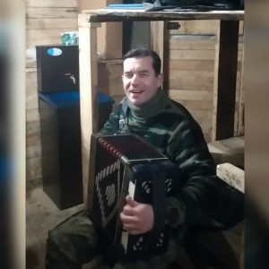 Экс-омбудсмен Владимирской области сыграл на гармони в зоне СВО