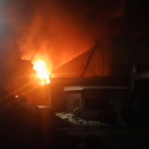 Во Владимире в загоревшемся гаражном боксе стояли кран и грузовики