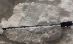 В Коврове огромная глыба льда рухнула с крыши на прохожую