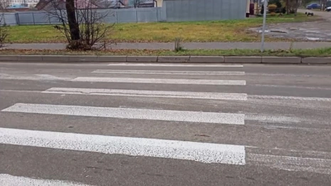 Жители Юрьев-Польского возмутились уходящим в бордюр пешеходным переходом