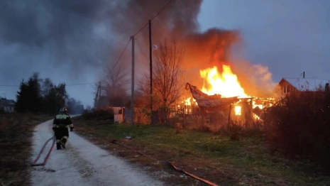 Полицейский из Юрьев-Польского помог потушить пожар в частном доме