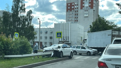 Во Владимире у Дворца культуры легковушка влетела в отбойник