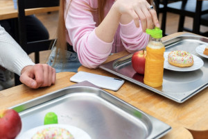 В одной из школ в Гусь-Хрустальном произошел скандал из-за горячего питания