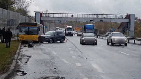 Во Владимире столкнулись 2 иномарки, фура и автобус