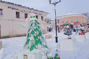 В центре Юрьев-Польского установили креативные елки