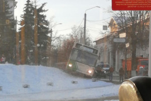 Во Владимире пассажирский автобус вылетел с дороги
