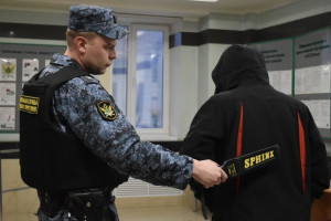 У посетителей судов во Владимирской области изъяли более 4 тыс. запрещенных предметов