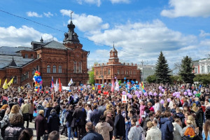 По центру Владимира прошли 1 643 выпускника