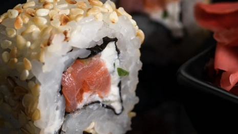 Стало известно, в каких заведениях продают роллы с кишечной палочкой