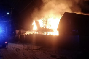 Во Владимирской области мощный пожар охватил дом