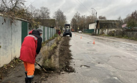 В Гусь-Хрустальном тротуар у детской поликлиники оказался в грязи и песке