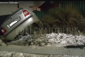 В Александрове Skoda снесла столб и протаранила забор 