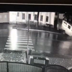 Момент жесткого ДТП с фургоном и полицейской машиной в Суздале попал на видео