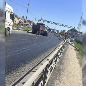 Лакинск встал в 5-километровой пробке из-за необычного ДТП с самосвалом