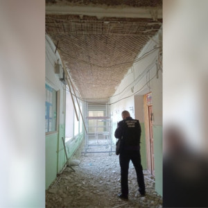 Следком начал проверку после падения штукатурки на ребенка в школе Лакинска