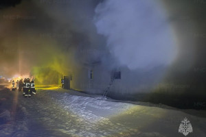 В Муроме мощный пожар охватил мебельную фабрику