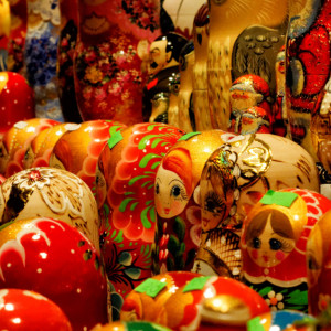 В Суздале создали стол с левитирующими матрешками