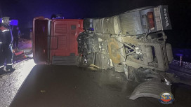 На мосту во Владимирской области опрокинулся большегруз