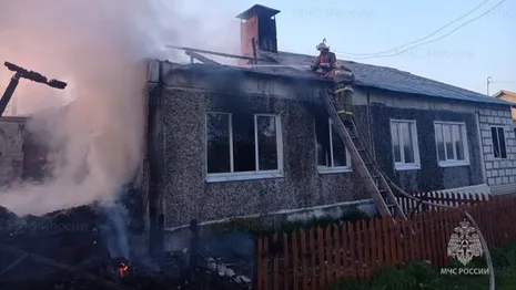 Во Владимирской области мощный пожар охватил кирпичный дом