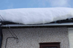 Жителей Владимирской области предупредили о сходе снега с крыш и падении сосулек