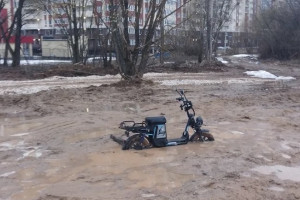 Во Владимире курьер на электровелосипеде увяз в глине