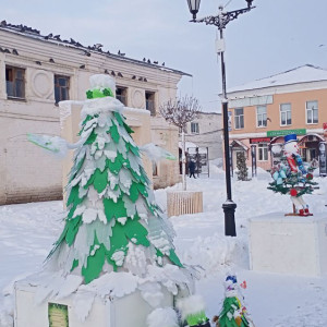 В центре Юрьев-Польского установили креативные елки
