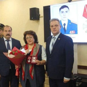 Во Владимирской области маме погибшего на Украине офицера вручили Орден Мужества