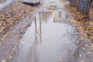 Жители Юрьев-Польского пожаловались на огромную лужу на тротуаре у больницы