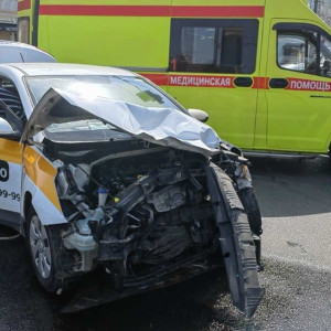 В центре Владимира такси влетело в иномарку