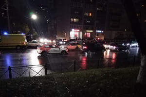 Во Владимире легковушка влетела в столб