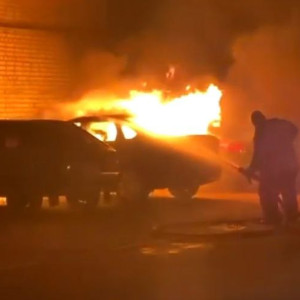 Полыхающие автомобили в Струнино сняли на видео