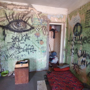 Во Владимире должник превратил муниципальную квартиру в притон