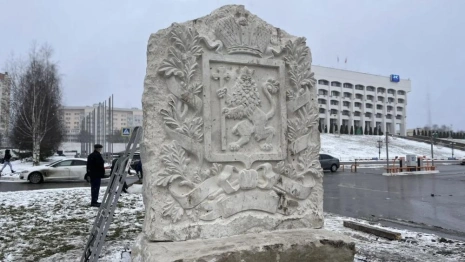 У Белого дома во Владимире появился рельеф с гербом региона